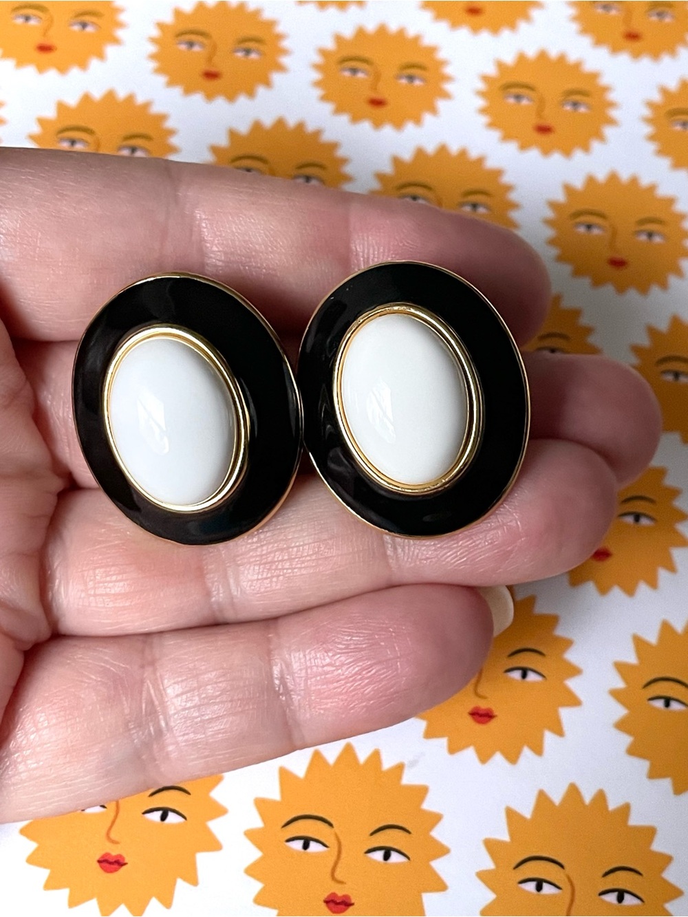 Signed vintage Monet goldtone, enamel, lucite (?) clip-on earrings - Picture 8 of 10